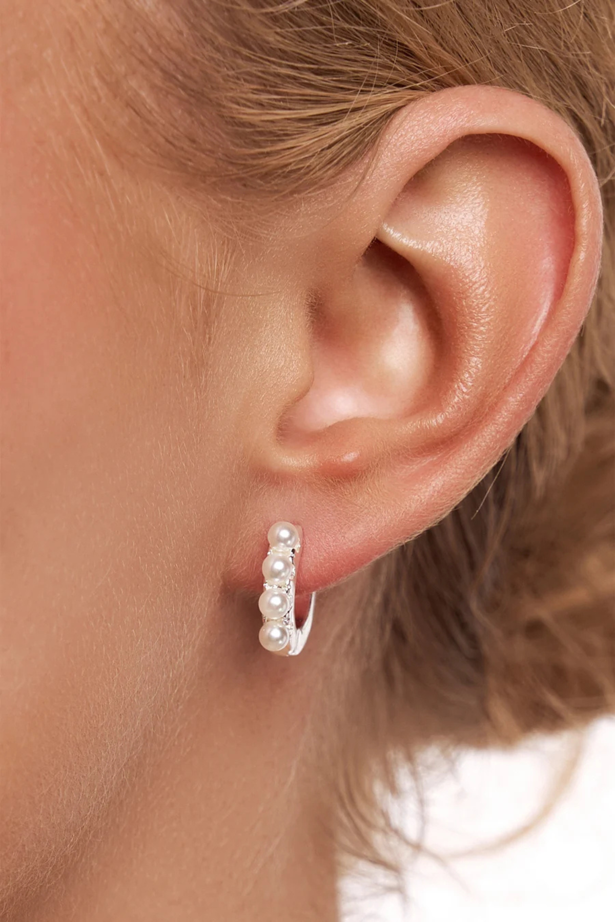Perla Silver Huggie