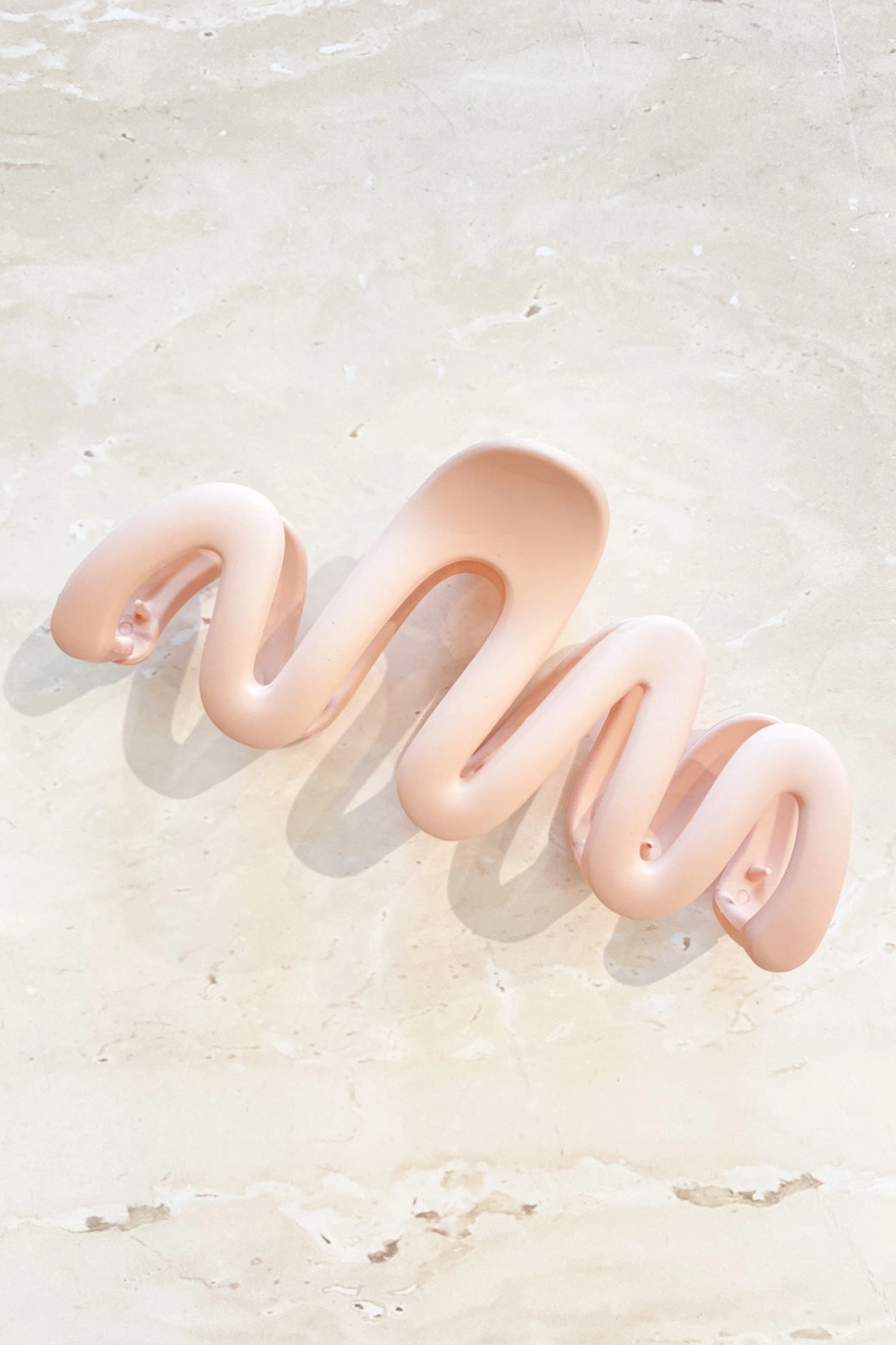 Lune Wavy Matte Claw Clip Pink