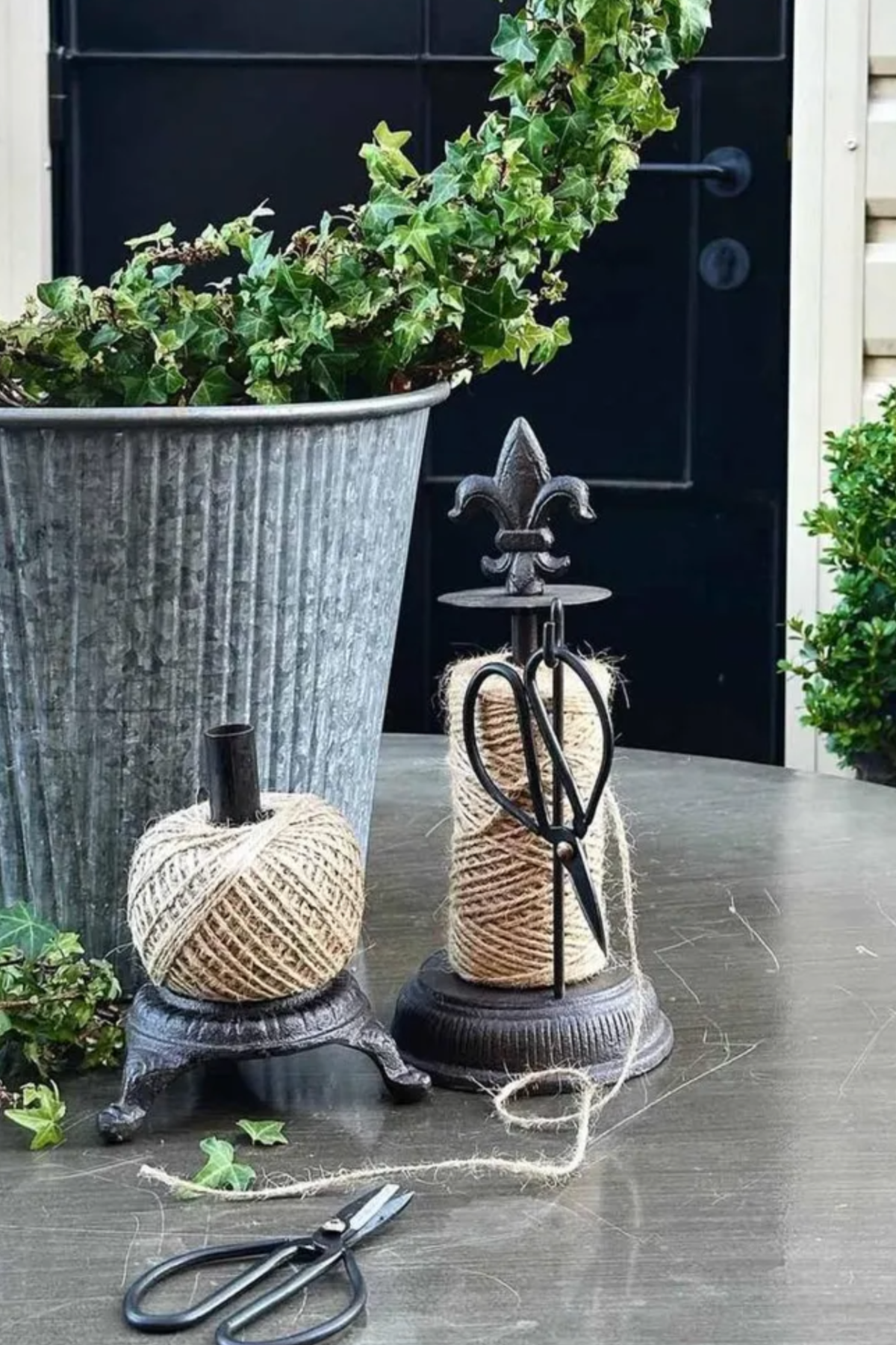Fleur De Lys String Holder