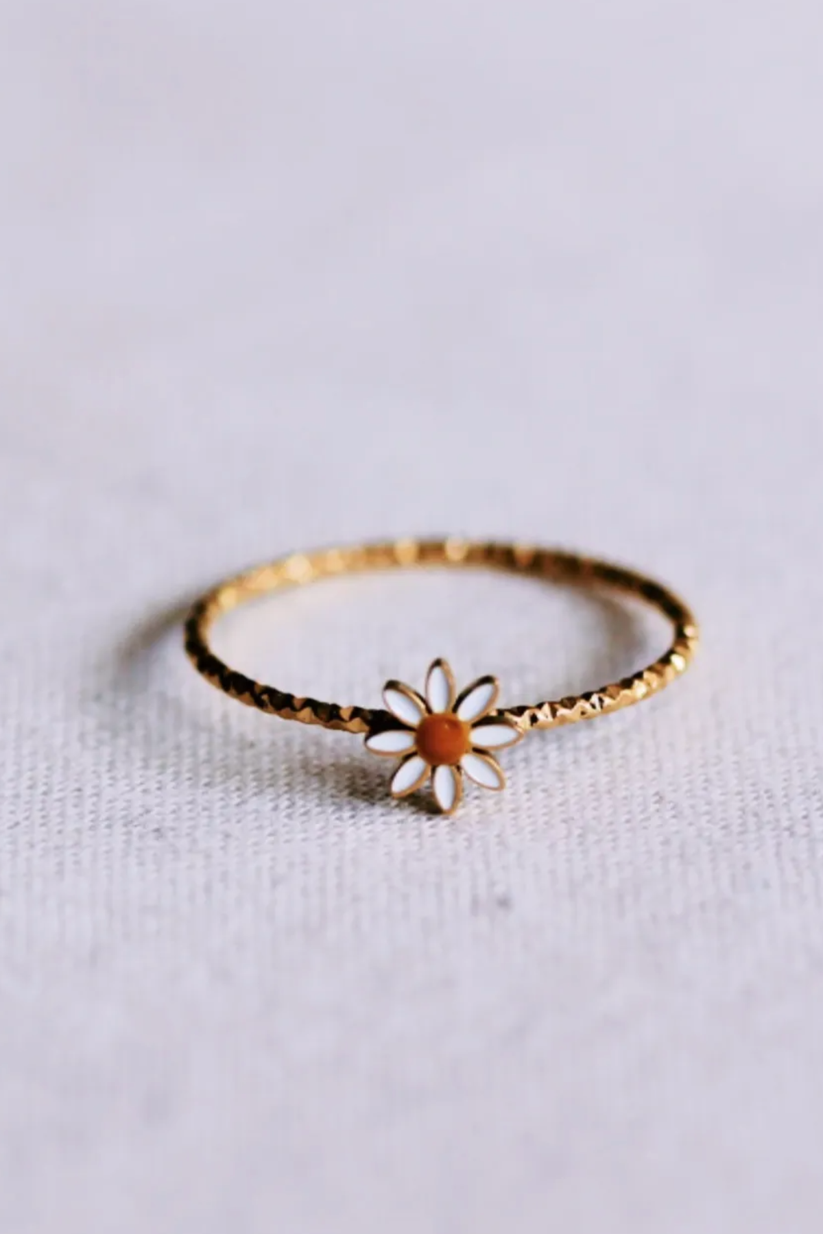 Minimalist Twisted Ring Daisy